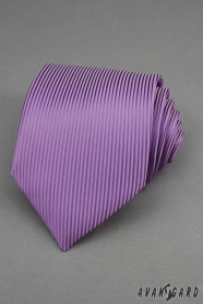 Violette Krawatte mit vertikalen Streifen