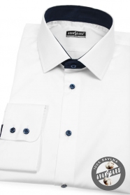 Weißes Herrenhemd mit blauen Accessoires
