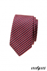 Rote schmale Krawatte mit blau-weißem Muster