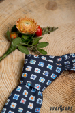 Blaue Krawatte mit verspieltem Blumenmuster - Breite 5 cm